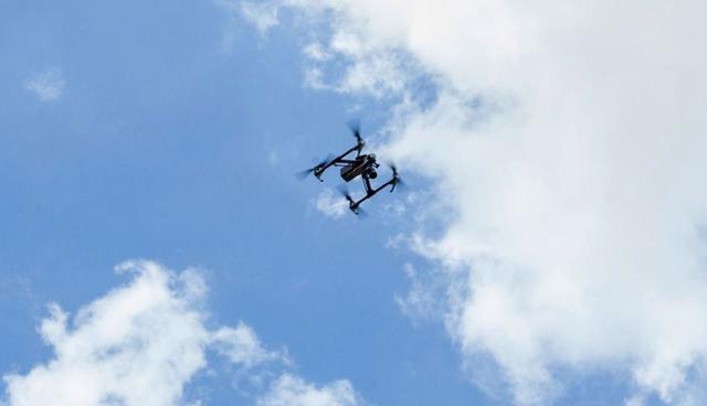 FOTOS 2 | Los drones recolectan datos volando sobre un sitio y tomando fotografías de alta resolución. Usando la fotogrametría, los técnicos calificados pueden extraer nubes de puntos de alta calidad y modelos 3D de las fotografías. Esto da como resultado menos errores y una reducción en la línea de tiempo de meses a días, incluso horas, en algunos casos. Con la llegada de la inteligencia artificial, los drones se vuelven más inteligentes y más capaces. Evitar obstáculos en tiempo real, reconocer gestos y volar de forma totalmente automatizada solían ser materia de ciencia ficción, pero hoy es posible hacer esto con drones desde US$ 590". (Foto: CNN)