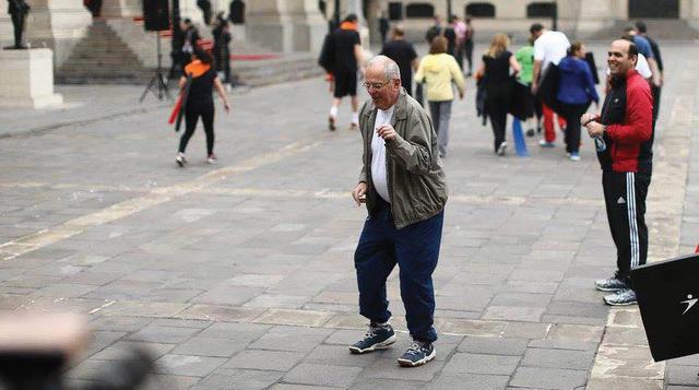 Fiel a su estilo, el presidente PPK se animó a deleitar a propios y curiosos con un pequeño baile en el patio de Palacio. Fernando Zavala observa divertido la ocurrencia de su líder.
