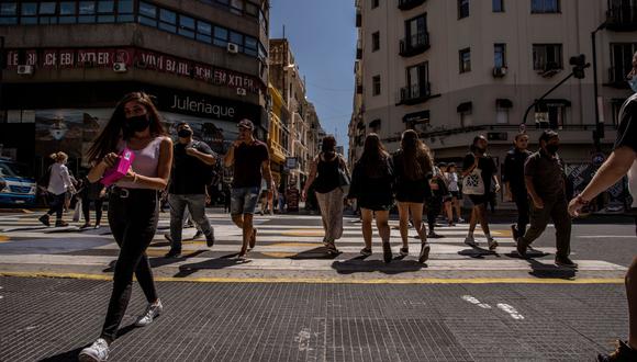 Peatones en la calle Florida en Buenos Aires, Argentina, el viernes 25 de febrero de 2022.