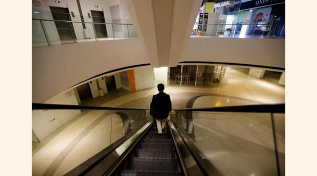 Han Liqun, un gerente de Recursos Humanos de RenRen Credit Management Co., sale de la oficina rumbo a su casa después de terminar su trabajo a media noche en Pekín, China. (Foto: Reuters)