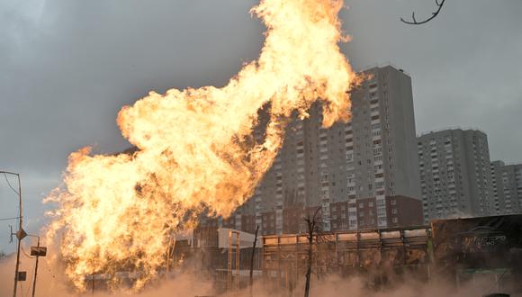 Incendios y carros quemados después de un ataque con misiles de Rusia en Kiev, Ucrania, el 2 de enero de 2024. (Foto: AFP)