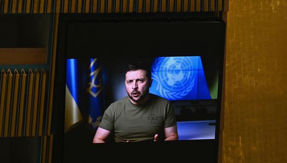 El presidente de Ucrania, Volodymyr Zelensky, se dirige de forma remota a la 77ª sesión de la Asamblea General de las Naciones Unidas en la sede de la ONU en la ciudad de Nueva York el 21 de septiembre de 2022. (Foto de ANGELA WEISS / AFP)