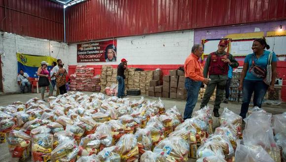 Cuando Luis habla de la “bolsa”, se refiere al plan gubernamental llamado CLAP que implementó el presidente Nicolás Maduro en el 2016 para suministrar alimentos a precios subsidiados a familias pobres, que la oposición ha denunciado como una forma de control social. (Foto: EFE)