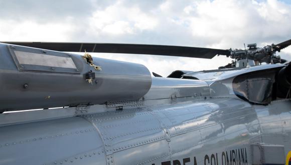 El helicóptero, un Sikorsky UH-60 Black Hawk de la Fuerza Aérea Colombiana (FAC), recibió seis impactos de bala. No hubo heridos. (Foto: EFE/ César Carrión / Presidencia de Colombia)