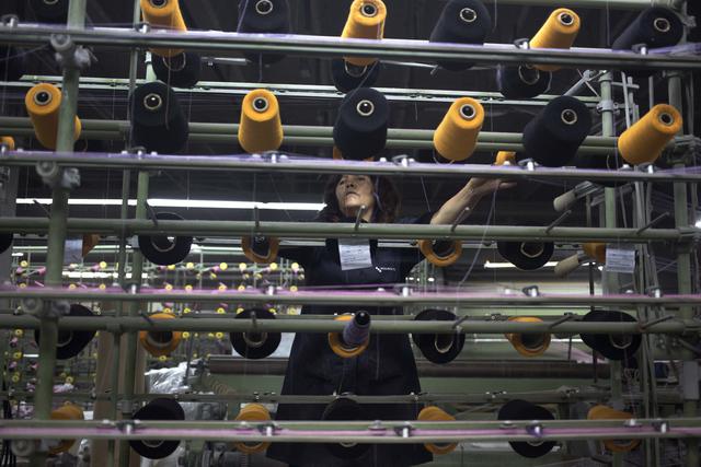 9. "Me siento súper feliz de poder trabajar con esta fibra, de llevarla al mundo en estas exposiciones, pasarelas, es una fibra noble, una fibra de lujo, realmente maravillosa porque abriga, es ligera, es suave", dijo la diseñadora Jenny Duarte.