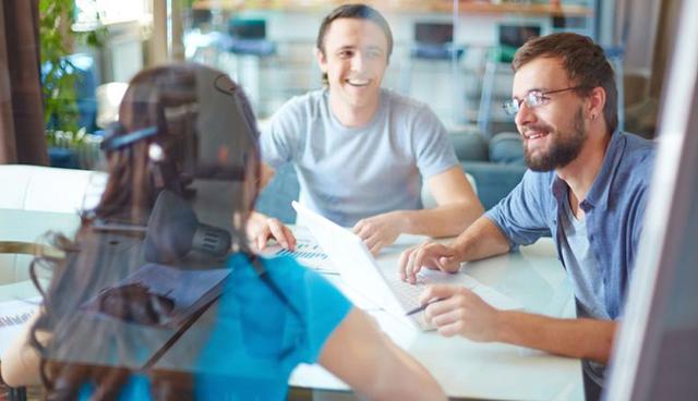 Foto 5 | "En muchas sociedades se es menor de edad hasta los 17 o 18 años. Después de eso, una persona abandona la casa, quizás trabaja a tiempo completo o se convierte en un estudiante universitario especializado. Todo esto puede causar un impacto en el aprendizaje para cualquier idioma". Eso no significa que aprender otro idioma en la adultez es inútil. Aprender otra lengua es bueno para el cerebro e incluso puede retrasar la aparición de demencia, según varios estudios.  (Foto: shutterstock)