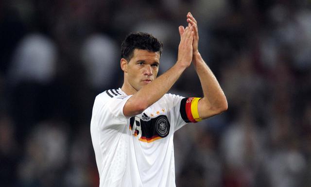 FOTO 2 | MICHAEL BALLACK. Proviene de una familia adinerada que siempre le apoyó para que se dedicara al fútbol. Su padre era ingeniero civil y su madre nadadora, por lo que nunca hubo problemas económicos que pusieran en peligro su sueño. (Foto: afp)