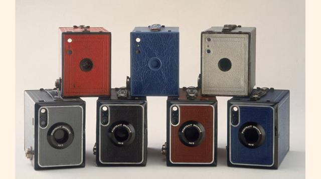 La cámara de fotos Brownie de Kodak: una cámara de bolsillo barata, que popularizó la fotografía.
