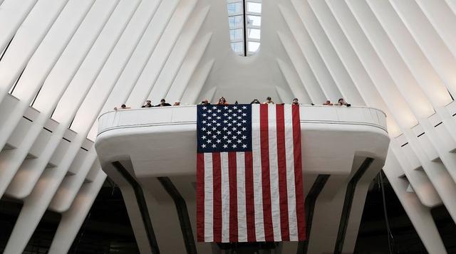 1 La estación de trenes del World Trade Center ha sido construida alrededor del sitio donde se encontraban las torres gemelas, transformado en memorial después del atentado del 11 de setiembre del 2001. (Foto: AFP)