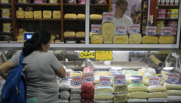 Una mujer compra queso en un puesto del Mercado Central de Buenos Aires el 10 de febrero de 2023, días antes del anuncio del índice mensual de inflación. (Foto por JUAN MABROMATA / AFP)