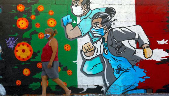 La pandemia del coronavirus ha creado dilemas similares en todo el panorama de mercados emergentes. En la foto, una mujer pasa junto a un mural relacionado con el coronavirus pintado por el artista Mick Martínez en Ciudad Juárez, estado de Chihuahua, México. (Foto: AFP/HERIKA MARTINEZ)
