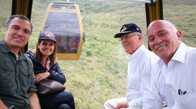 En la localidad de La Malca, andén de llegada de telecabinas, Kuczynski abordó una cabina para iniciar el recorrido completo de cuatro kilómetros que realiza el novedoso sistema hasta la localidad de Nuevo Tingo, donde se encuentra el andén de salida. (Fo