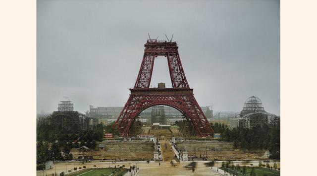 El color original de la Torre Eiffel durante su construcción en 1888 se llamaba “rojo veneciano”, como muestra la imagen, y fue aplicado en un taller antes de que las partes se ensamblaran en el lugar. La torre, desde entonces, ha sido pintada más de dos 
