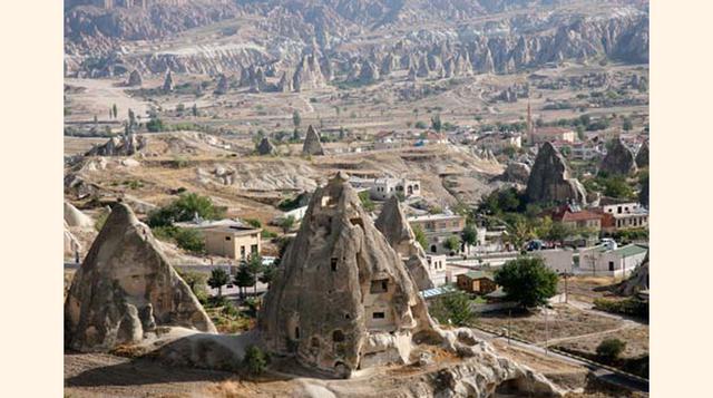 Chimeneas naturales. En su interior podemos encontrar iglesias, monasterios e incluso ciudades subterráneas. Pueden llegar a cobijar a 50.000 personas. (Foto: expansión)