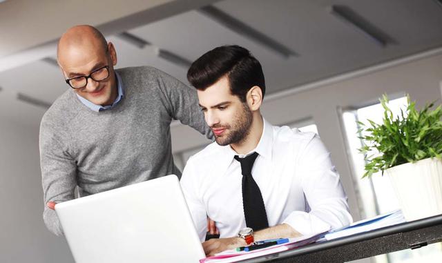 Capacidad de mentorización. Aquellos líderes emocional y socialmente maduros son capaces de entrenar y brindar mentorización personalizada a los miembros de su equipo con amabilidad, contribuyendo a su progreso y evolución dentro de la compañía.