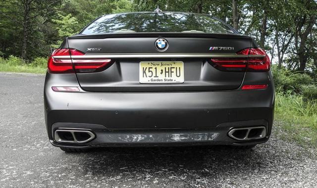 Y pese al impresionante tamaño del motor y los cuatro cilindros adicionales, el M760i es más pequeño para conducir que el Alpina B7 y también el S, además de tocar más levemente el suelo y bordear las esquinas de manera más ágil con sus ocho velocidades y