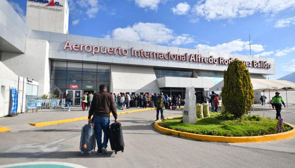 El  Aeropuerto Internacional Alfredo Rodríguez Ballón  estuvo cerrado durante una semana debido a las protestas en Arequipa., manifestantes causaron daños (Foto Diego Ramos / AFP)