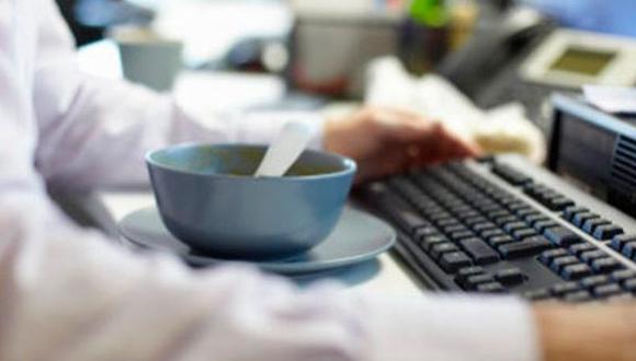 ¿Por qué no debe comer en el escritorio de su trabajo? Tome nota y póngalo en práctica. (Foto: Shutterstock)