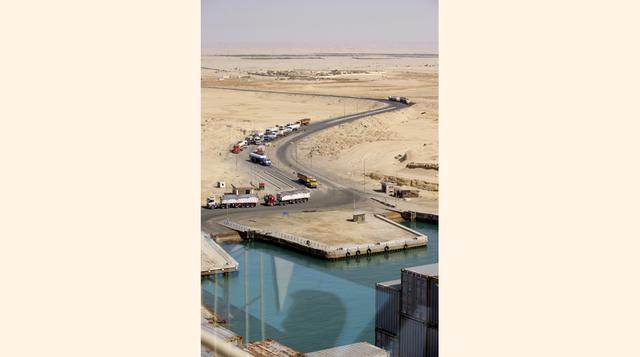 El proyecto impulsado por el presidente Abdel Fattah al Sisi se ha llevado a cabo en tan solo un año, financiado gracias al dinero de los ciudadanos que han comprado acciones del canal como un acto "patriótico" y con la promesa de intereses inus