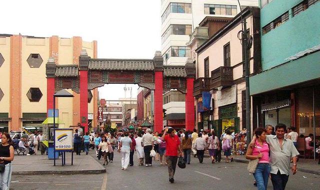 BARRIO CHINO. Se creó como resultado de la gran población china en Lima. Los inmigrantes chinos provenían de la provincia de Cantón y se afincaron principalmente en la ciudad de Lima. En el año 1854 ya se podía identificar la concentración de inmigrantes 