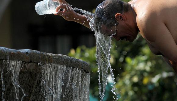 Un hombre se refresca con agua de una fuente de agua durante uno de los días más calurosos de la tercera ola de calor en Guadalajara, estado de Jalisco, México, el 12 de junio de 2023. (Foto de Ulises Ruiz / AFP)