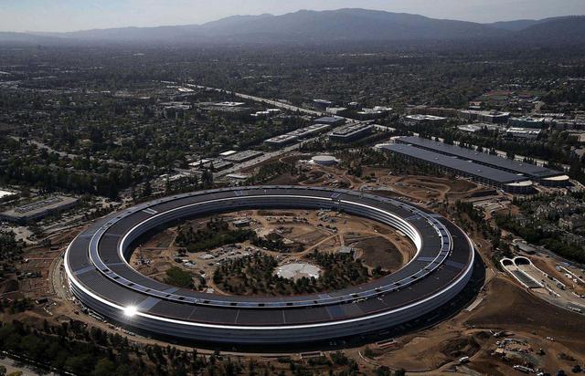 FOTO 27 | PARQUE APPLE, CUPERTINO: 5 MIL MILLONES DE DÓLARES.
Apple es la compañía más rica del mundo que tiene más efectivo disponible que muchos países en desarrollo, por lo que es natural que la empresa le inyectara miles de millones a sus nuevas y brillantes oficinas centrales ubicadas en Cupertino, California. Las instalaciones, que se inauguraron en abril pasado, costaron aproximadamente 5 mil millones de dólares (£3.6 mil millones) en total.
