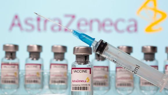 En esta ilustración, tomada el 10 de marzo de 2021, se ven frascos con la etiqueta "Vacuna contra el coronavirus COVID-19" y una jeringa frente al logotipo de AstraZeneca. (REUTERS/Dado Ruvic).