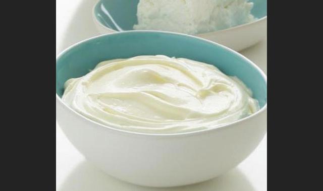 El mascarpone es un queso de origen del norte de Italia (Lombardía). El Mascarpone es un queso fresco obtenido por la elaboración de crema de leche, nata y ácido cítrico o ácido acético.