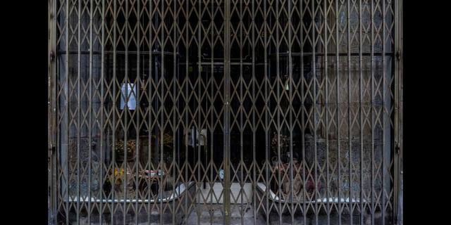 FOTO 9 | En esta imagen, tomada el 20 de abril de 2020, detalle de la entrada a una tienda cerrada durante el brote de coronavirus, en Madrid, España. La Confederación Española de Comercio, que representa a miles de pequeños negocios, dijo que hasta el 30% de sus negocios echarán el cierre definitivo a menos que reciban ayudas gubernamentales. (AP Foto/Bernat Armangue)