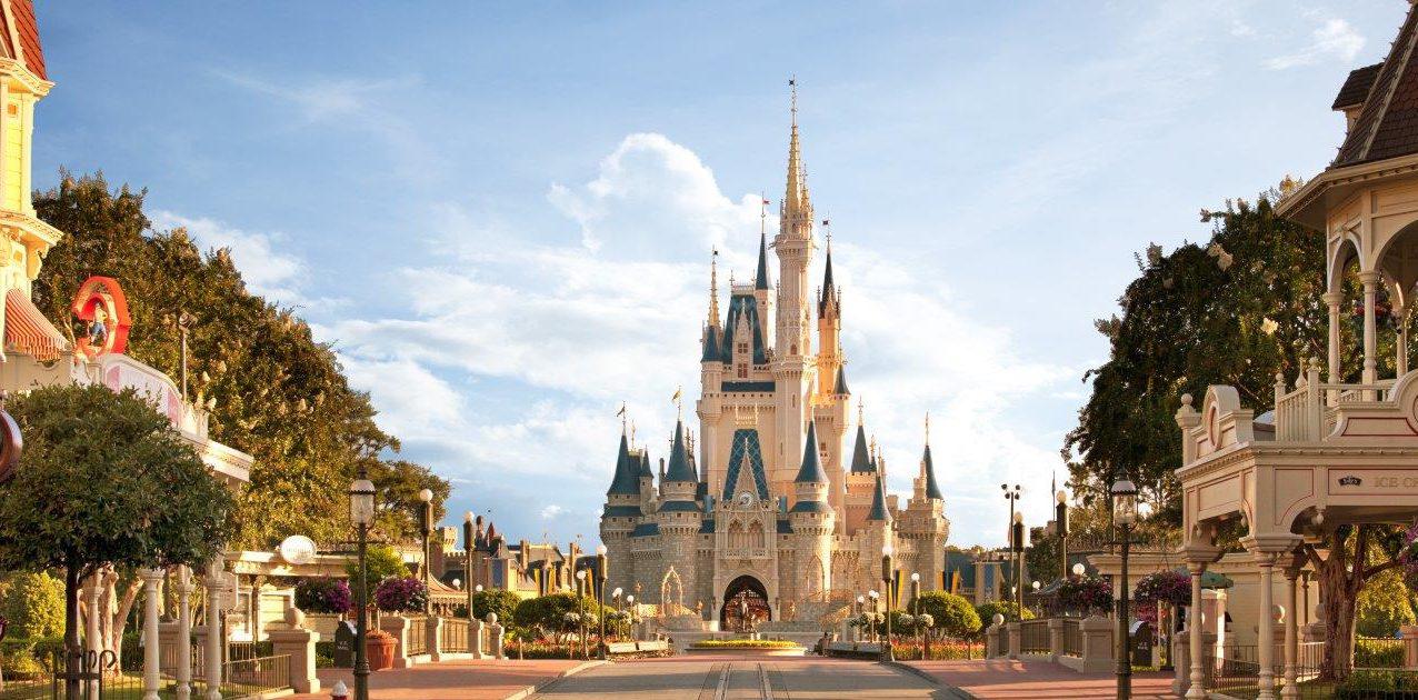 FOTO 8 |  El apartamento secreto en el palacio de la Cenicienta, Walt Disney World - Orlando, Estados Unidos
Muchos turistas no saben que dentro del famoso castillo de Walt Disney World hay una hermosa suite reservada para pocos afortunados. Se dice que el dormitorio fue construido para albergar a Walt Disney y su familia, pero tras su fallecimiento el proyecto quedó paralizado. En el 2006, el área fue transformada en esta suite y desde entonces solo ha sido usada 600 noches. Solo las personas con una invitación especial pueden quedarse en la suite, pero ofrecen tours esporádicos que se anuncian en el blog de Disney