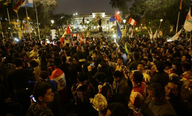 Peruanos se manifiestan tras cierre del Congreso