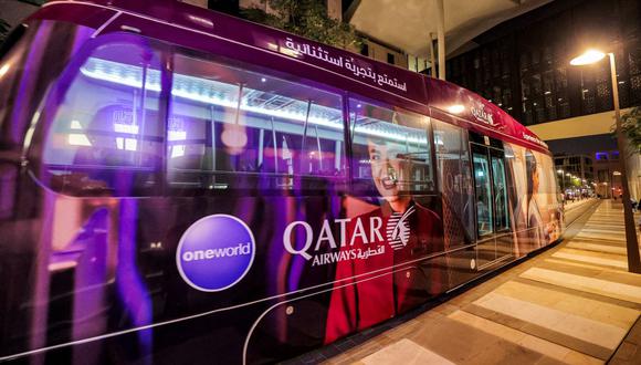 Un tranvía pasa por la capital de Qatar, Doha, el 13 de octubre de 2022, antes de la Copa Mundial de la FIFA Qatar 2022. (Foto de Giuseppe CACACE / AFP)
