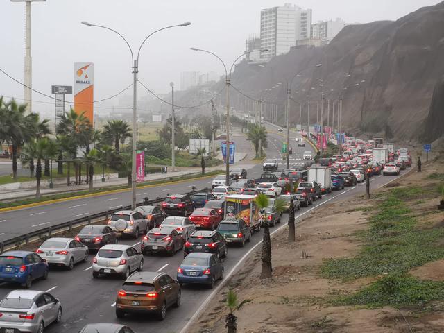 PNP&nbsp; procedió a cerrar los ingresos desde San Martín, en San Isidro, hasta el ingreso por la avenida Universitaria en San Miguel, generando gran congestión vehicular en la avenida Costanera. (Foto: Anthony Niño De Guzmán)