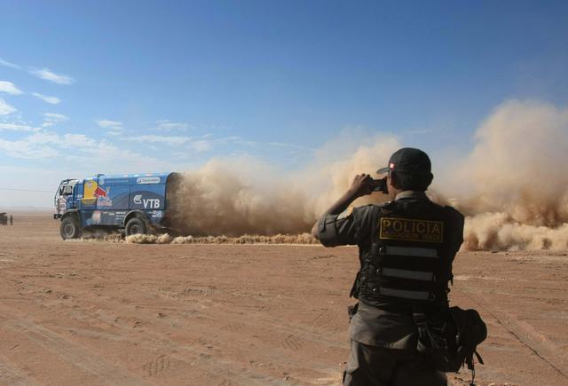 FOTO 6 | 20,000 POLICÍAS. La seguridad para evitar accidentes fatídicos entre los miles de espectadores que se aproximarán a las zonas de competencia requerirá el apoyo de unos 20,000 policías durante los quince días que durará el rally, de los que cerca de 9,000 serán peruanos.