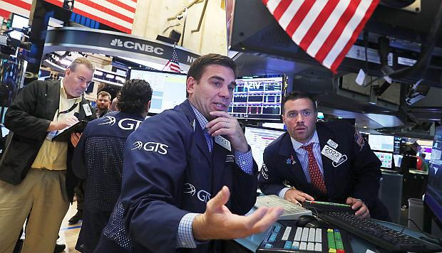 El índice industrial Dow Jones subía 1.07% hasta 25,813.56 puntos este lunes. (Foto: AFP)