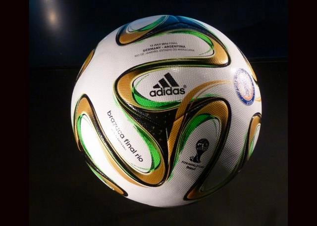 FOTO 19 | 19. Brazuca (Brasil 2014) Compuesto por seis paneles de poliuretano que se unen para mantener el mismo peso y la misma redondez. En la imagen, el modelo que se utilizó en la final. (Foto: NICOLA - WIKIMEDIA COMMONS)