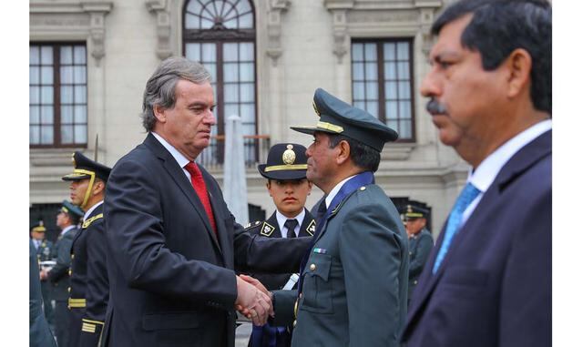 FOTO 8 | (17) A su turno, el ministro del Interior se acercó a los miembros del GEIN y les agradeció su valerosa hazaña.