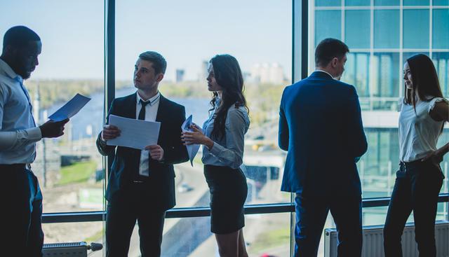 FOTO 9 | 9. Esperar a que te den lo que quieres. Sí, muchas veces esperamos a que nos haga justicia la revolución y nos toque lo que nos merecemos sin siquiera pedirlo. Esto es situaciones en la que se espera que el otro intuya o suponga lo que quieren cuando la persona en cuestión puede no tener ni idea de que algo necesita. Siempre es mejor decir lo que requerimos o necesitamos antes que confiar en la buena fe de los demás.
Recomendación: Darte a conocer es clave, desde hablar más de tus logros, formación, proyectos, conocimiento e intereses. A la hora de requerir algo, pedirlo no es tan difícil si los otros conocen tus credenciales, incluyendo ascensos. (Foto: Freepik)