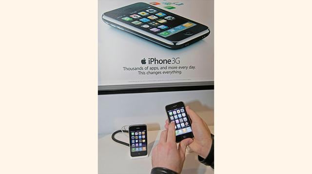 2. iPhone 3G. Lanzado el 18 de julio de 2008 con también 3,5 pulgadas, dio un salto enorme en la velocidad de los datos, permitiendo una rápida navegación por internet. También introdujo la App Store y dio rienda suelta a una multimillonaria industria de 
