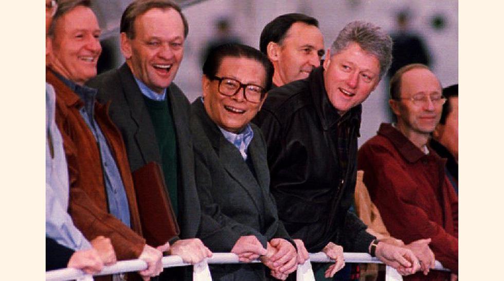 Aunque algunos atribuyen a Indonesia la idea de usar trajes típicos, otros piensan que fue Bill Clinton quien inició esta tradición en 1993, cuando convenció a sus homólogos para que se enfundaran una chaqueta bomber.