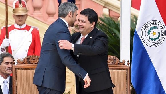 El presidente electo de Paraguay, Mario Abdo Benítez, y su vicepresidente, Hugo Velázquez, se saludan antes de la ceremonia de juramentación en el palacio presidencial, en Asunción, el 15 de agosto de 2018. (Foto de Daniel DUARTE / AFP)