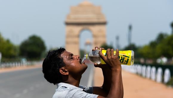 Un incremento que no solo implica problemas para la salud de las personas, sino que también repercute en la economía de la India, al echar a perder toneladas de cultivos. (Foto: Jewel SAMAD / AFP)