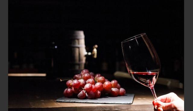 FOTO 7 | 7. Aumenta tu conocimiento de vinos
Entre más grande seas a más eventos con vino estarás invitado y ¿no querrás que te intimiden, o sí? Eso no significa que tengas que ser un sommelier, pero sí es importante que aprendas lo básico en vino. Yo ni siquiera lo tomo y podría decirte un par de cosas de éste.
(Foto: Freepik)