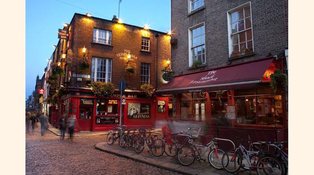 Temple Bar (Dublín). La noche se vive aquí: en Temple Bar. ¿Quién le da nombre a qué? ¿El Temple Bar a la calle o la calle al bar? Sea como sea, está más que claro que los dos son compatibles a la perfección en una cosa: entender la noche dublinesa como n