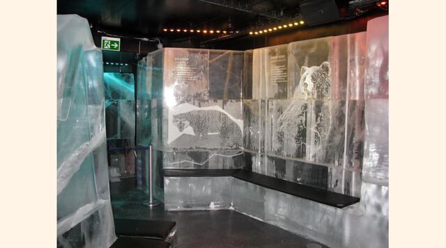 Gracias a estos trajes, los visitantes pueden hacer uso de los asientos y mesas hechos 100% de hielo. (Foto: Gestión)