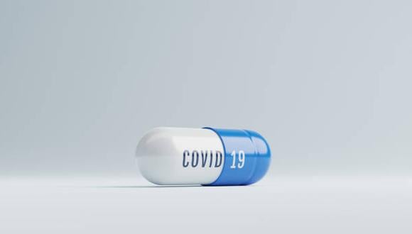 La agencia señaló que los pacientes que dieron positivo por COVID-19 deben llevar sus registros de salud para que los farmacéuticos los revisen en busca de problemas renales y hepáticos. (Foto: iStock)