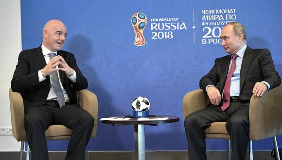 Gianni Infantino, presidente de la FIFA, se reunió con el mandatario ruso, Vladimir Putin. (Foto: AP)