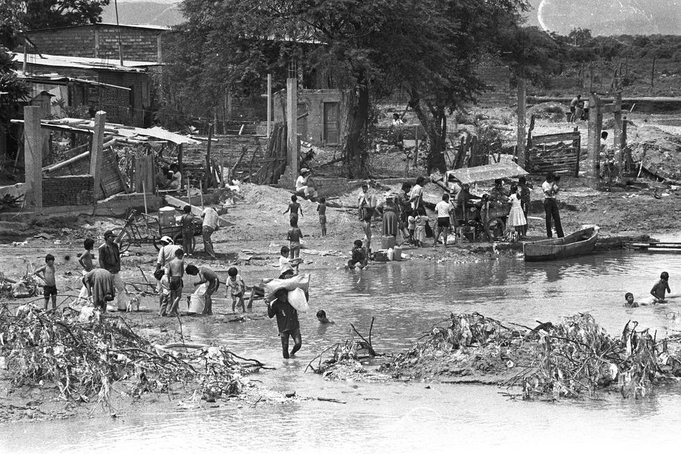 Pobladores de asentamientos humanos en Piura afectados por el fenómeno de El Niño de 1983. (Foto GEC Archivo Histórico)