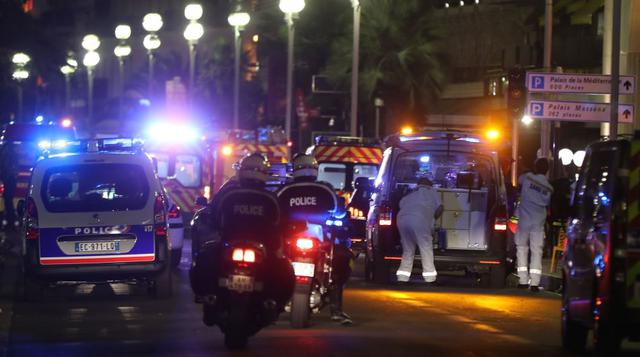 Agentes de policía y equipos de rescate llegan al lugar donde una furgoneta atropelló una multitud que presenciaba un espectáculo de fuegos artificiales en la ciudad de Niza, Costa Azul. Versiones extraoficiales señalan que son más de 30 los muertos. (Fot
