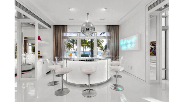 El comedor disco dispone de unas espectaculares vistas al mar.